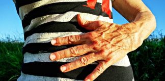Dolore al fianco sinistro: ecco quando devi correre dal dottore