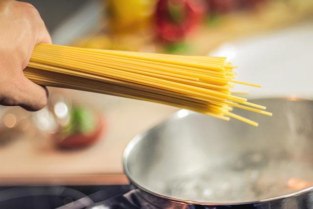 Pasta: non buttare l'acqua di cottura, ha mille proprietà e risparmi soldi!