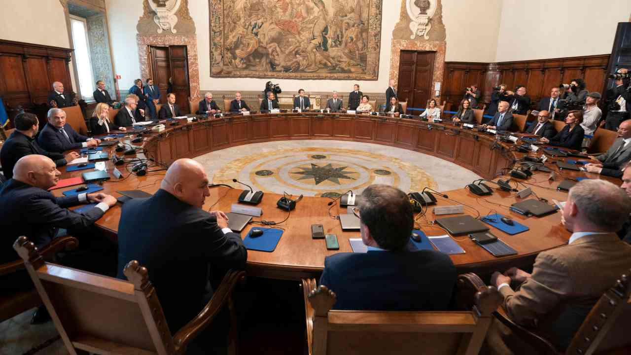 Governo Meloni aiuti caro bollette