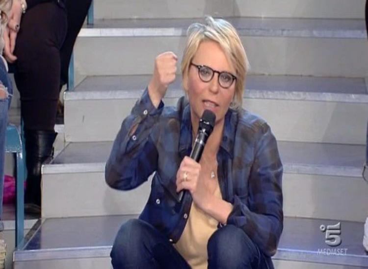 Maria De Filippi shock: provano a fregarla, ma lei reagisce così