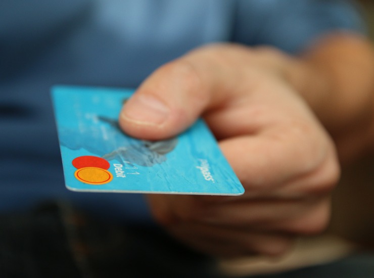 Carta di credito e carta di debito a confronto: cosa cambia e qual è meglio avere