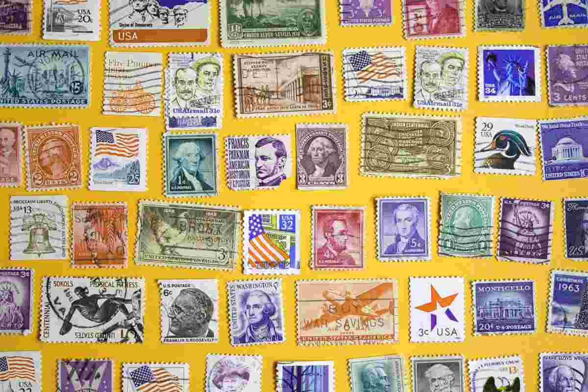 Collezione di francobolli, alcuni valgono migliaia di euro 