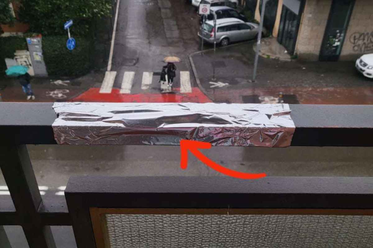 Carta stagnola nel balcone per risolvere il problema