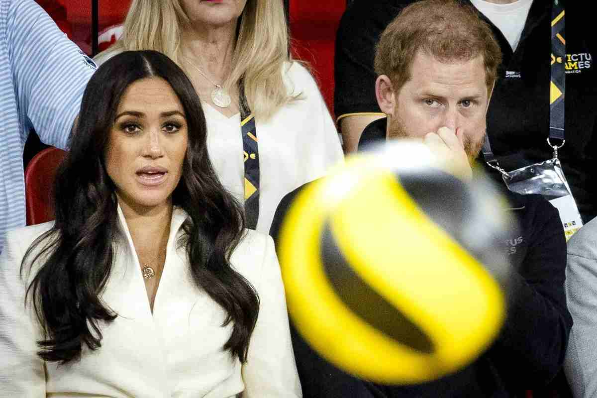 Meghan Markle linguaggio corpo strano gesto mai notato prima