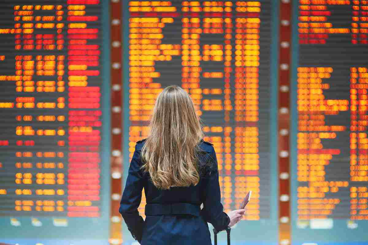 Viaggiatori in aeroporto bloccati