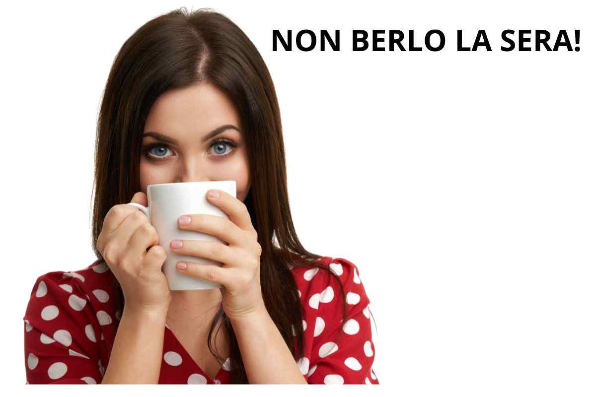 donna beve caffè stanchezza mattutina