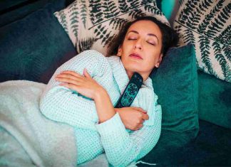 dormire con la tv accesa