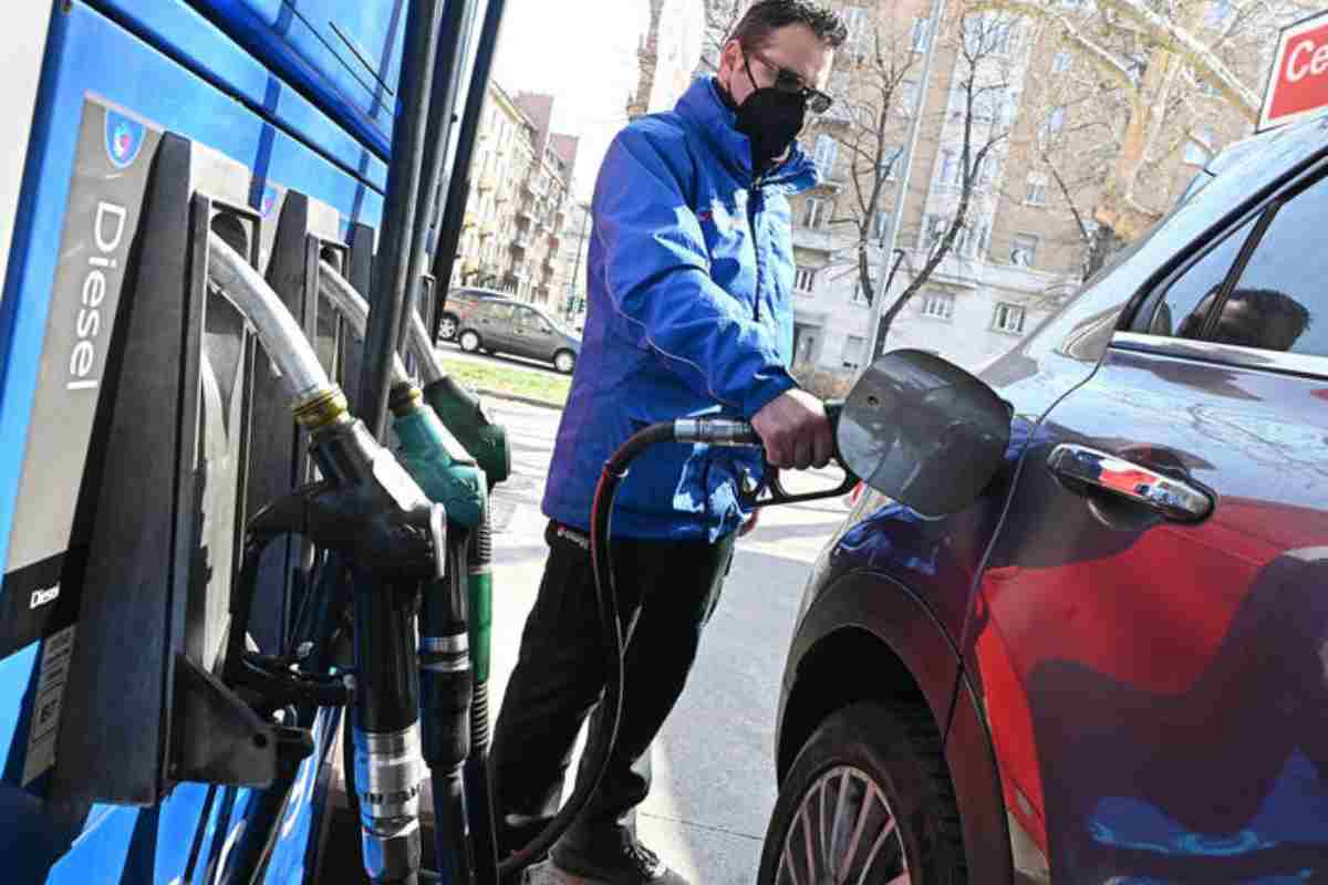 Fai rifornimento a quest'ora ed avrai gratis un litro di benzina in più: ci riescono tutti