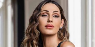 Anna Tatangelo: scollatura divina