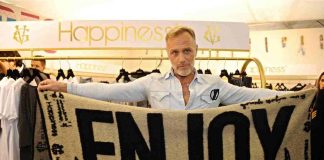 Gianluca Vacchi con un telo in mano