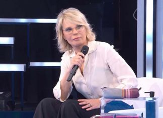 La padrona di casa nota la parrucca di Alessandra Celentano