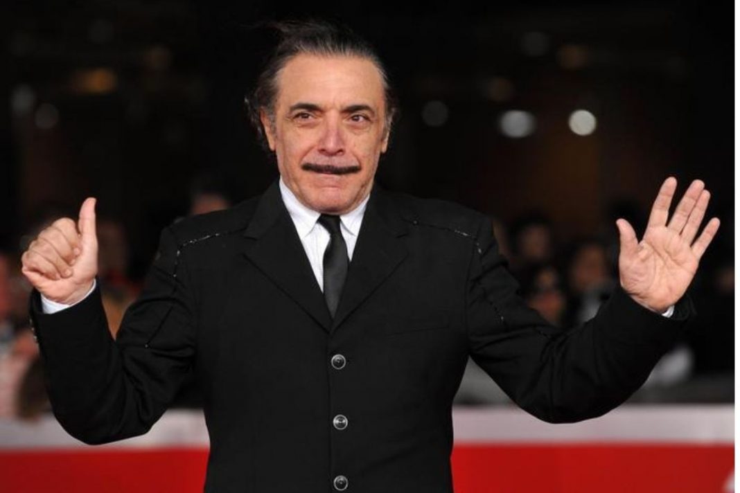 Nino Frassica, il racconto del suo esordio è esilarante un colpo di genio senza precedenti