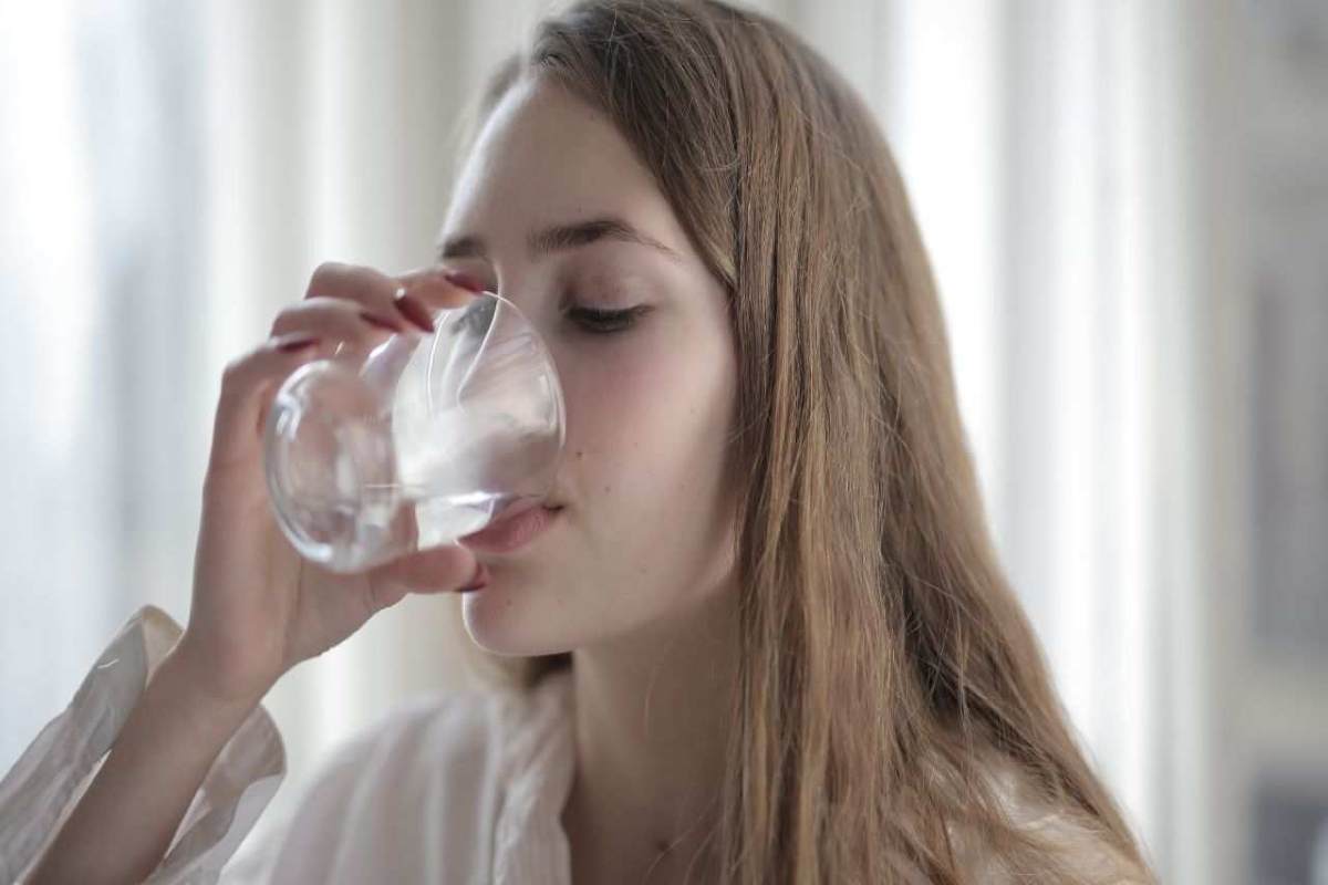 Ragazza che beve acqua