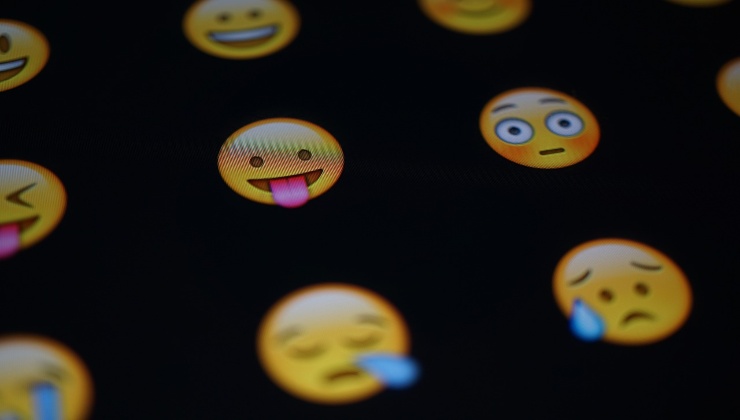 cambiare testo e dimensioni delle emoticon WhatsApp