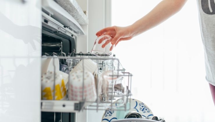 Usa la lavastoviglie per asciugare i piatti