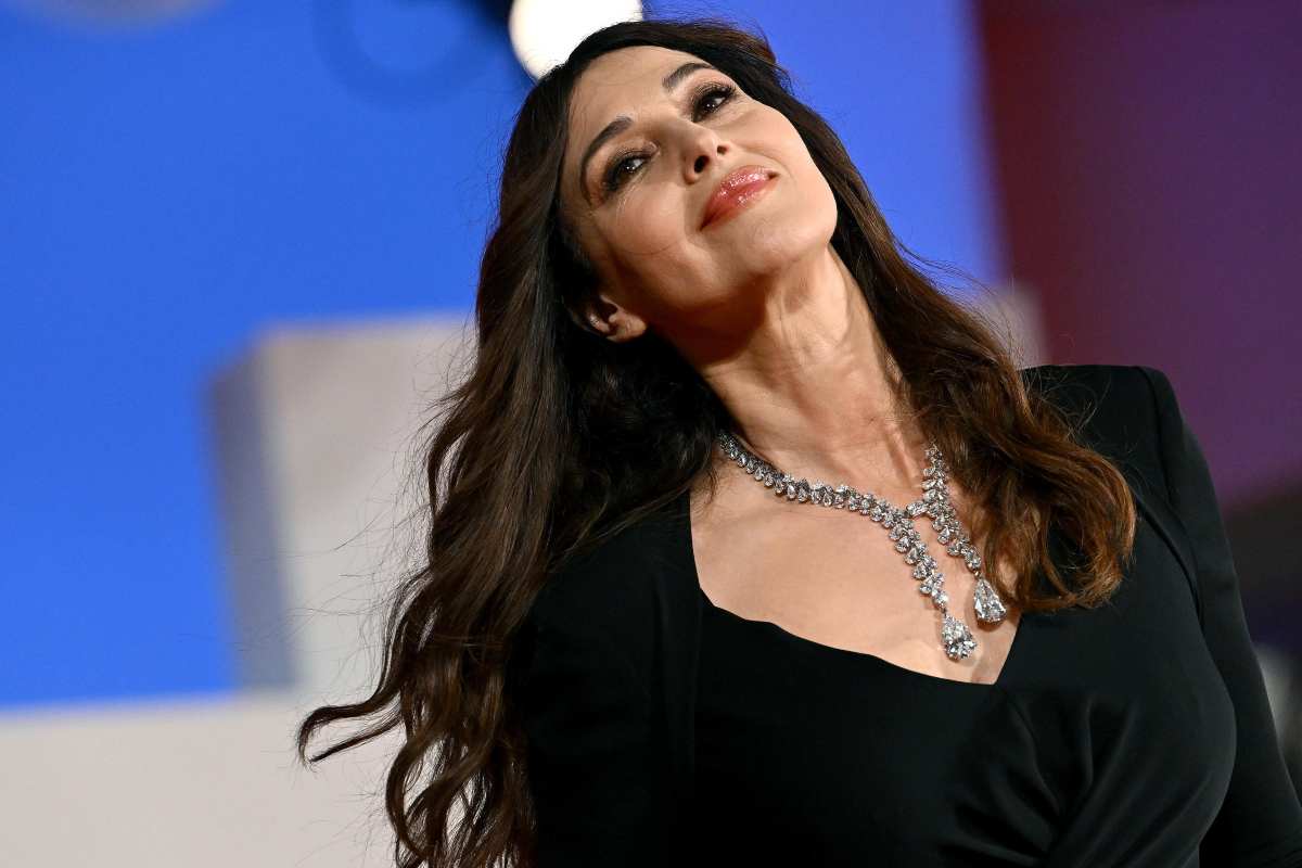 monica bellucci senza reggiseno