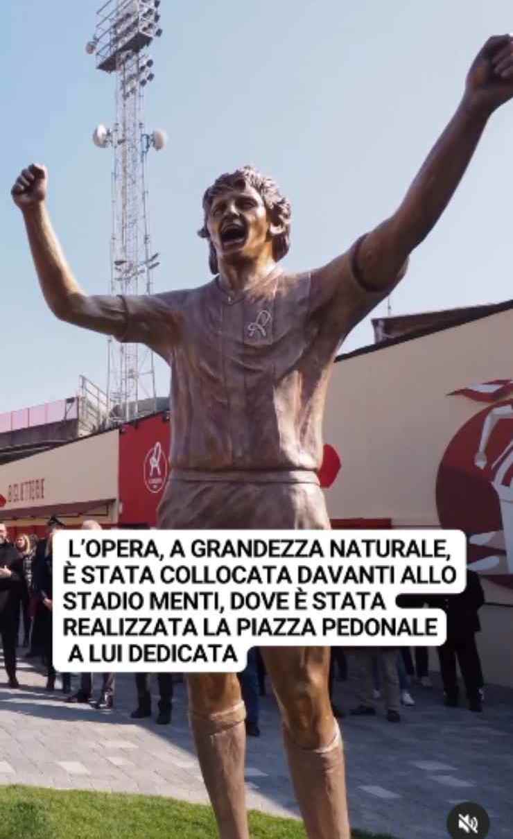 La statua dedicata a Paolo Rossi 