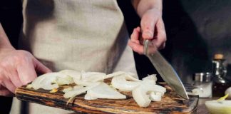 chef affetta cipolle