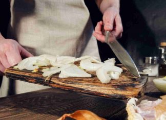 chef affetta cipolle