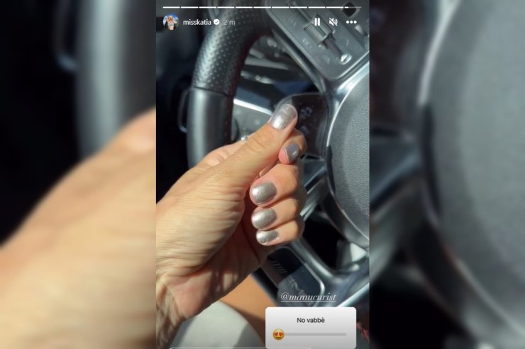 Katia Pedrotti e la manicure argento